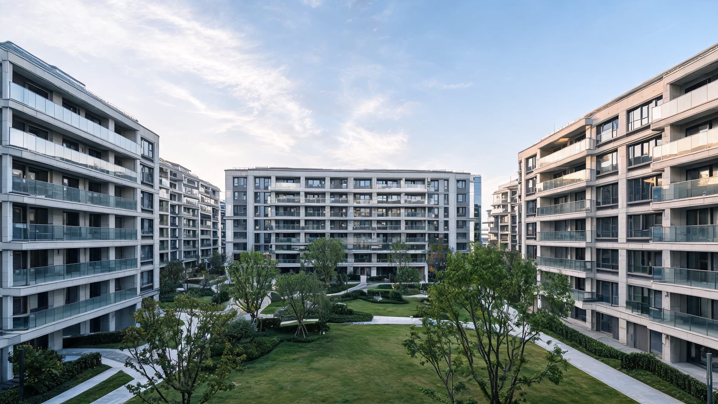 Peyzajlı iç avlusu olan modern bir konut sitesi