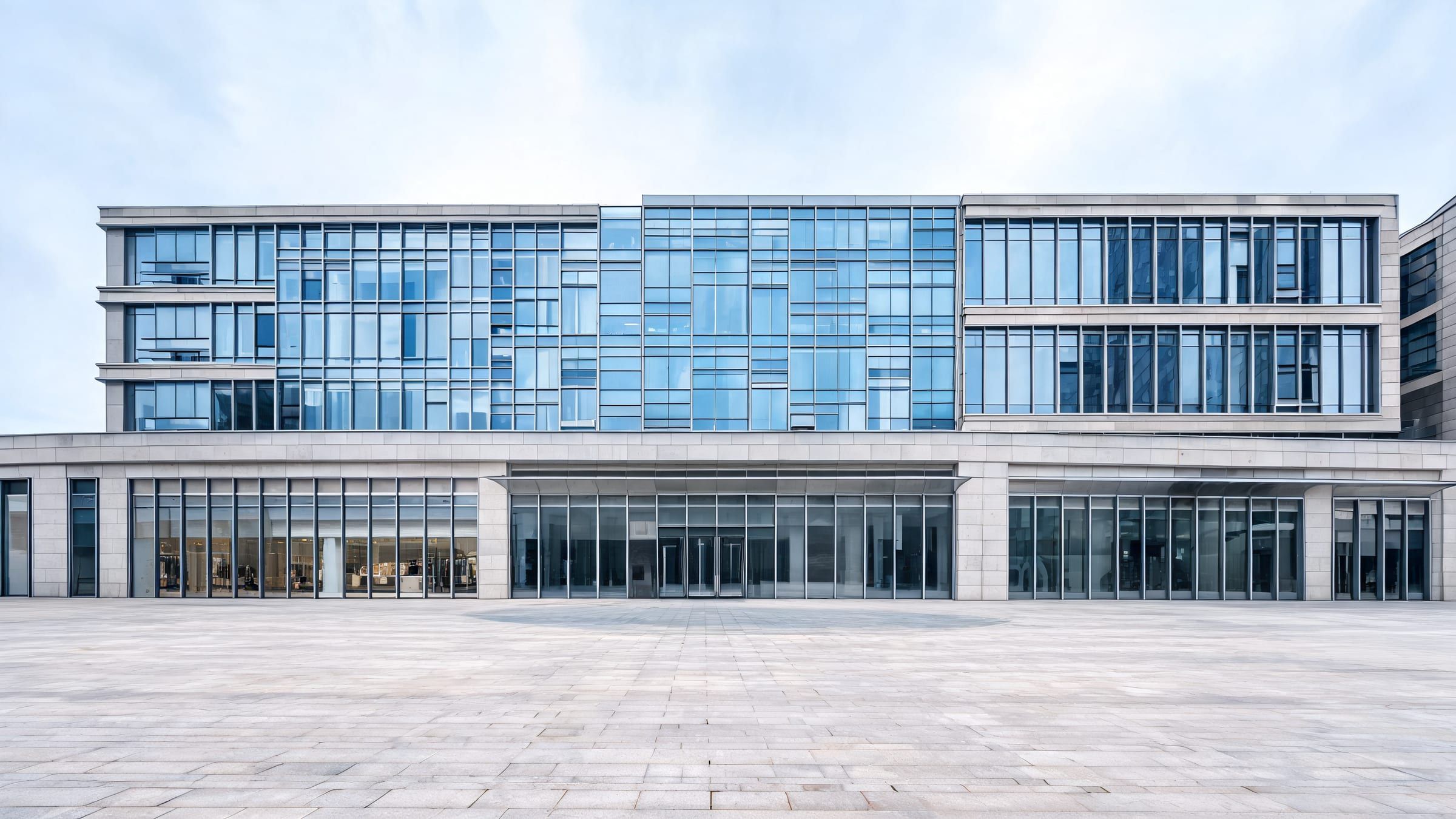 Cam cepheli çağdaş bir ofis ve ticaret binası